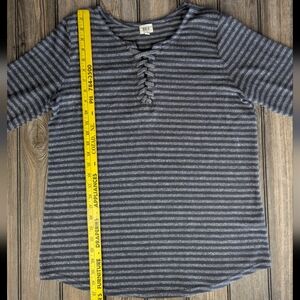 BKE Women's Large Striped Gray And Black Top